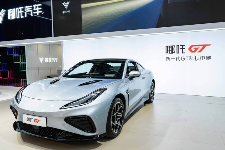 深圳160哪吒汽车在智能汽车领域的表现，领途汽车在新能源汽车市场中的影响力